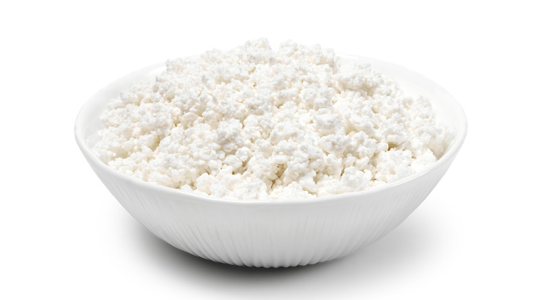 White bowl of cottage cheese