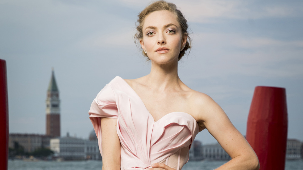 Amanda Seyfried posing in pink dress