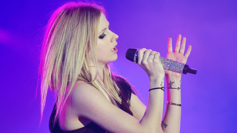 Avril Lavigne performing