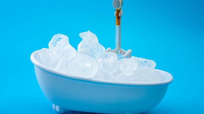 Ice bathtub cryotherapy