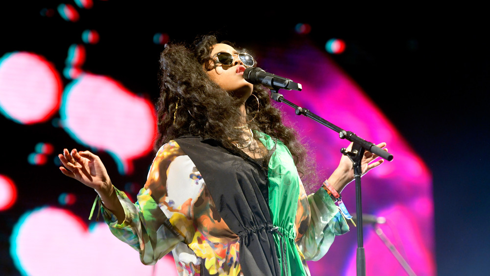 H.E.R. performing live wearing sunglasses