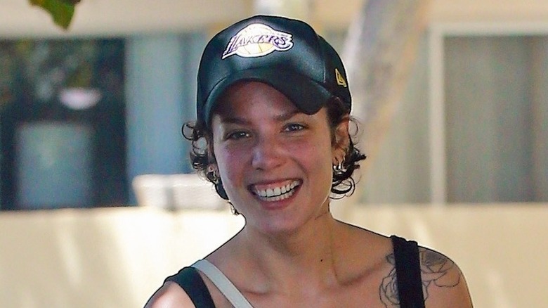 Halsey runs errands without makeup