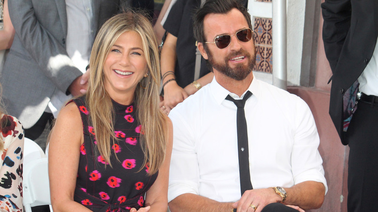 Jennifer Aniston and Justin Theroux sitting in chairs