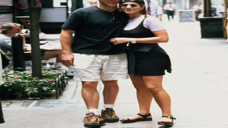 Tate Donovan and Jennifer Aniston posing in the street