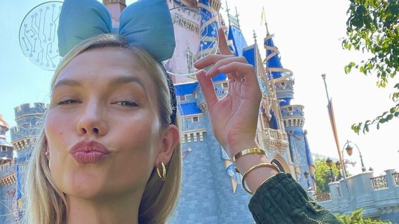 Karlie Kloss takes a selfie