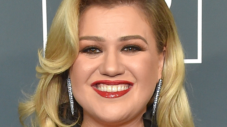 Kelly Clarkson poses in 2020