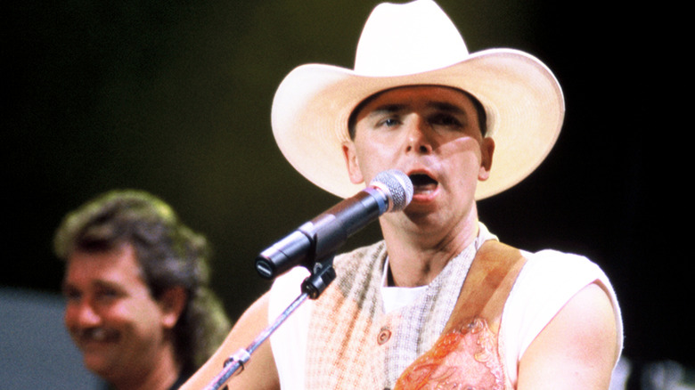 Kenny Chesney early in his career, 1996