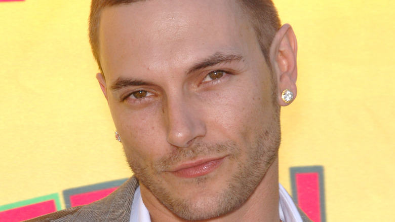 Kevin Federline poses on the red carpet