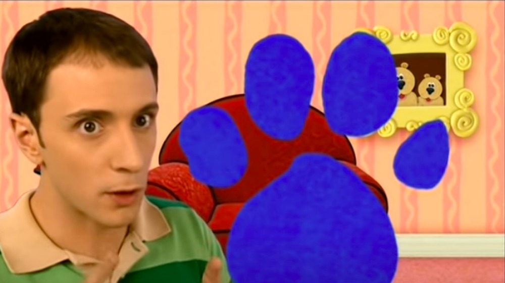 Steve Burns from Blue's Clues in front of a red chair