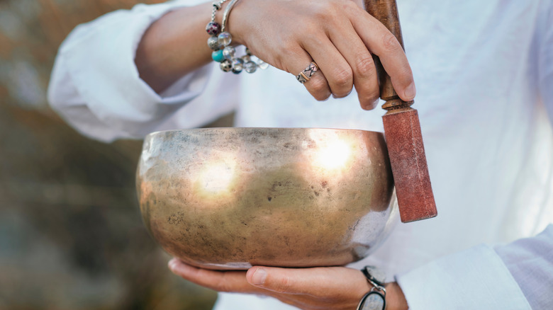 Playing a singing bowl