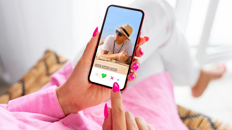 girl using a dating app