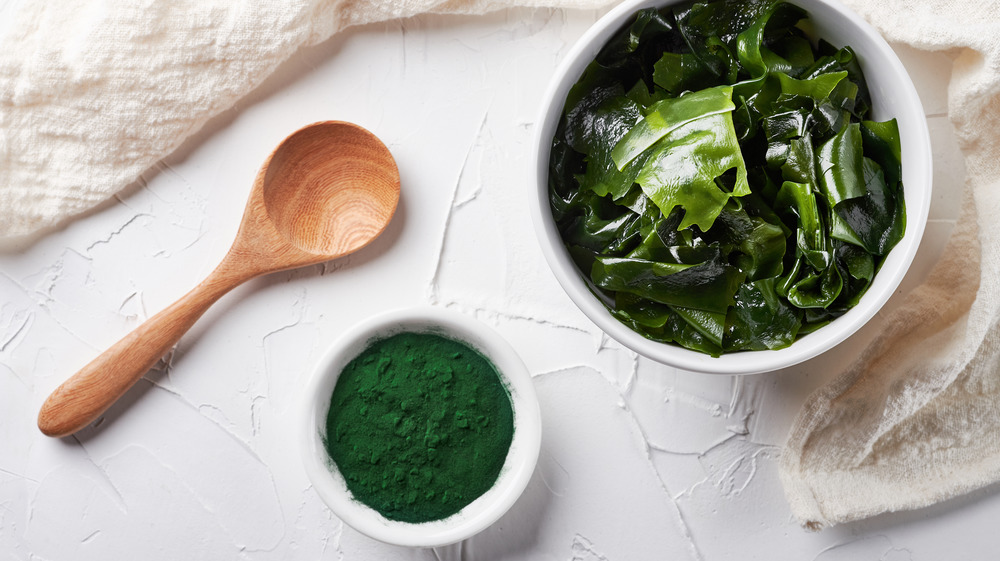 Spirulina in a bowl and in powder form