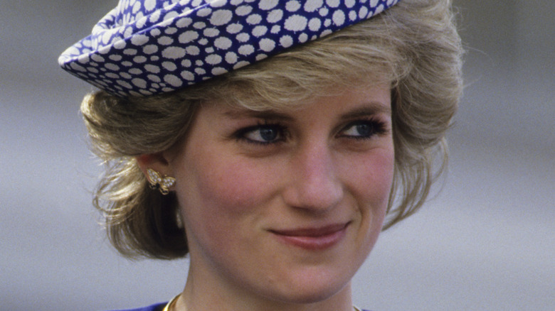 Princess Diana posing for a picture in 1986