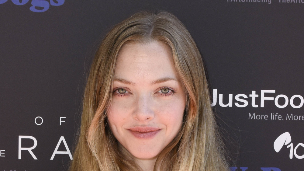 Amanda Seyfried posing