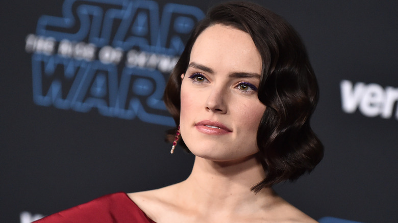 Daisy Ridley smiles on the red carpet