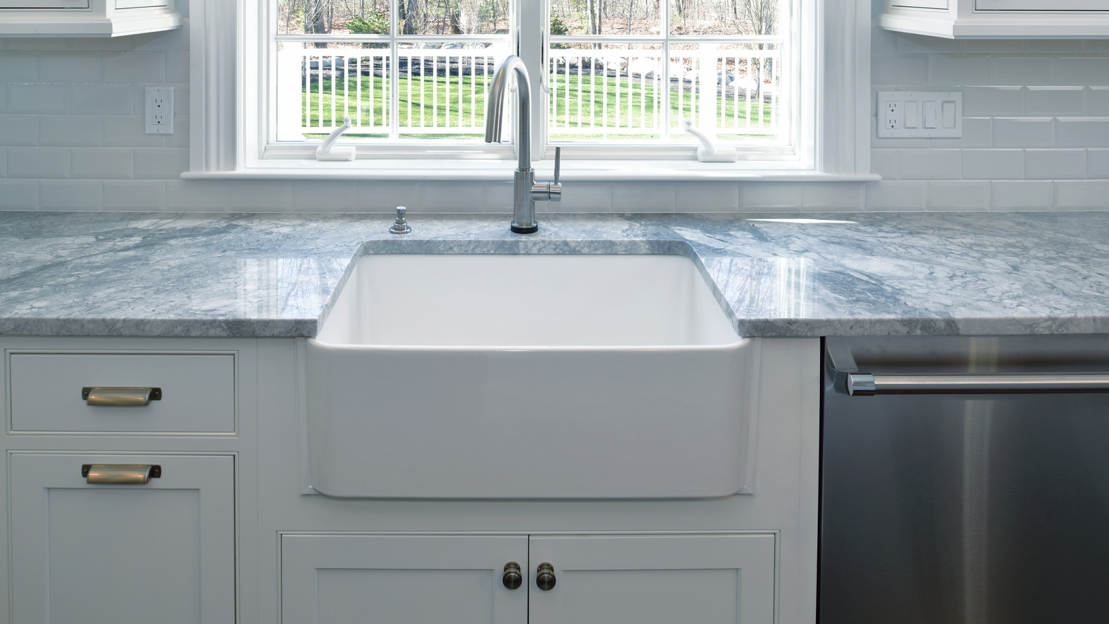 Here's Why Farmhouse Sinks Aren't All They're Cracked Up To Be