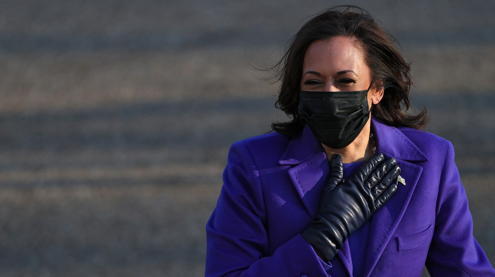 Kamala Harris wearing mask