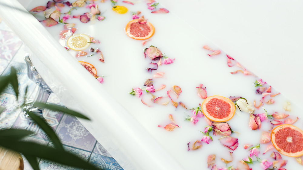 Citrus bath with grapefruit pieces