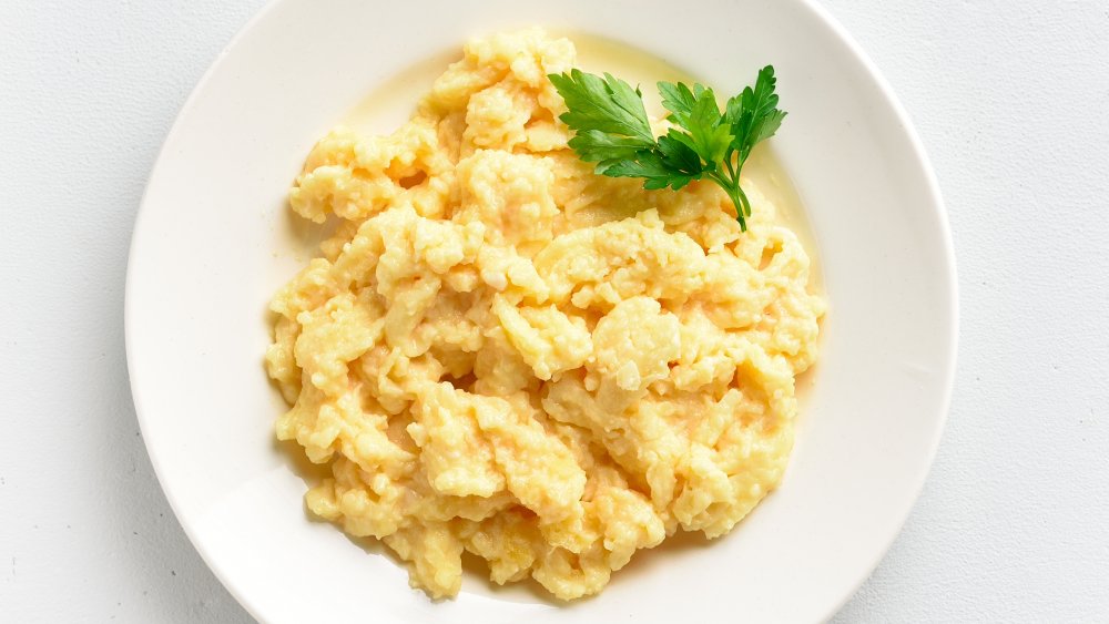 Scrambled eggs on a plate