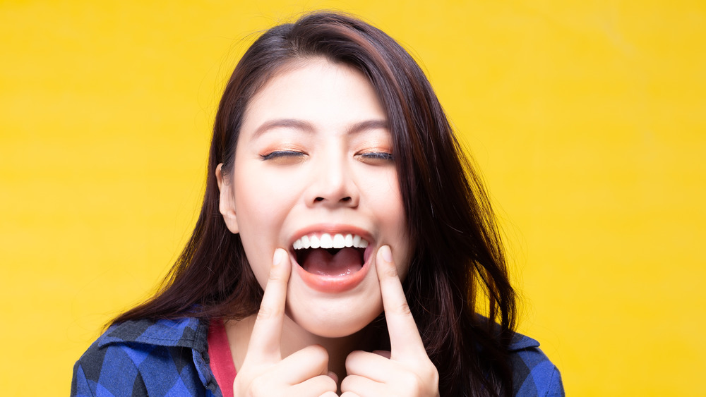 Woman smiling and showing her teeth