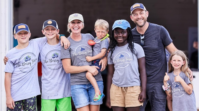 Jenny Marrs, Dave Marrs, and their five kids all smiling
