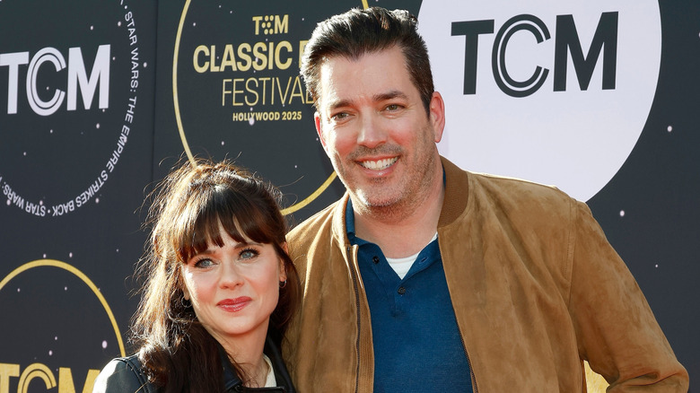 Jonathan Scott and Zooey Deschanel posing on the red carpet