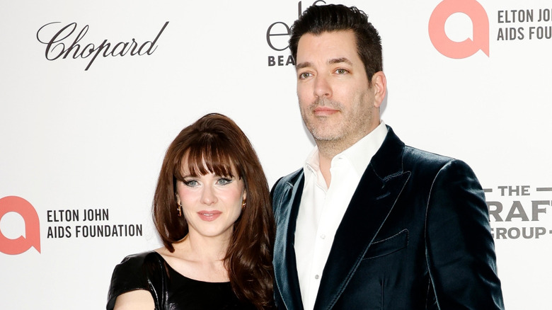 Jonathan Scott and Zooey Deschanel posing on the red carpet