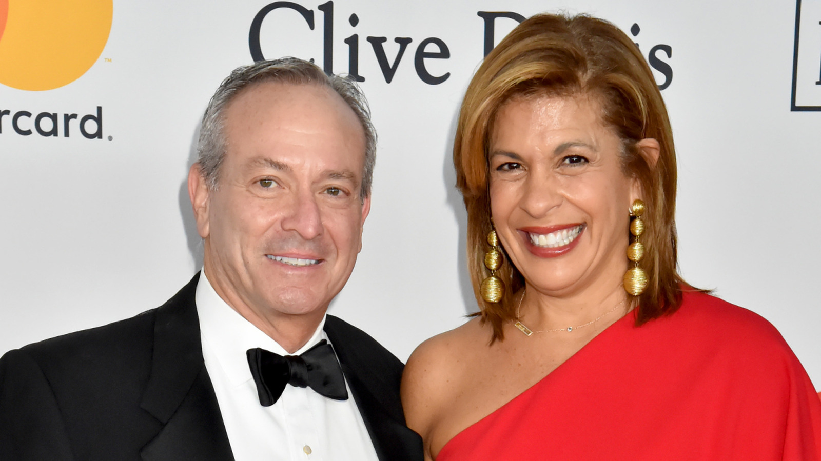<a href="https://www.thelist.com/2207356/hoda-kotb-ex-joel-schiffman-world-cup-reunion-just-rewrote-celebrity-breakup-playbook/" target="_blank">Hoda Kotb & Her Ex-Fiancé Just Rewrote The Celebrity Breakup Playbook With One Photo</a>