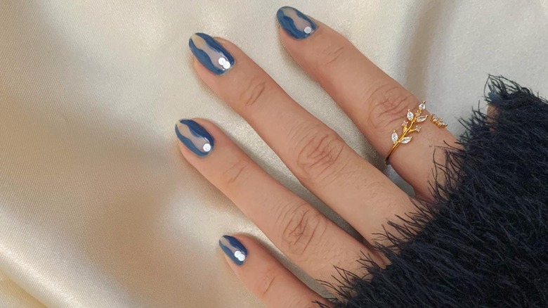 blue hourglass nails