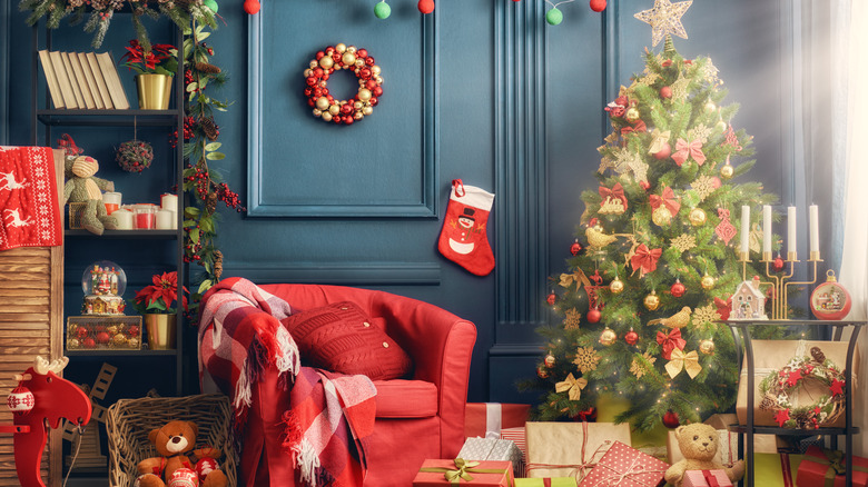 A room decorated for Christmas. 