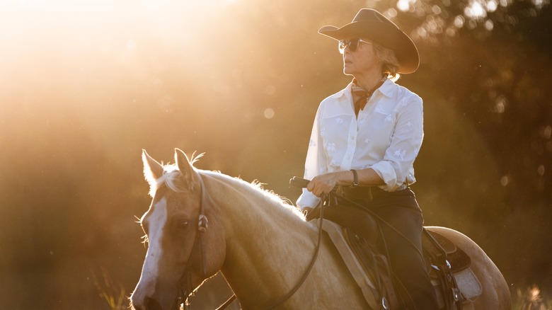 Annette Bening as Beulah Jackson riding a horse