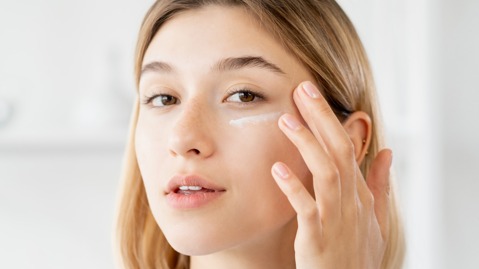 Se puede usar retinol en el contorno de ojos