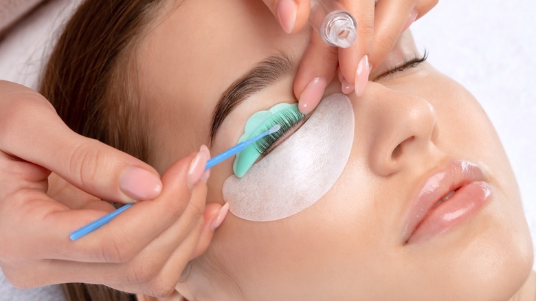 woman getting eyelash extensions