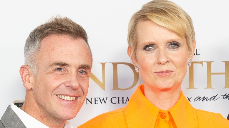 David Eigenberg cuddles up to Cynthia Nixon on the red carpet