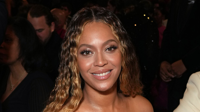 Beyoncé smiling at grammy awards