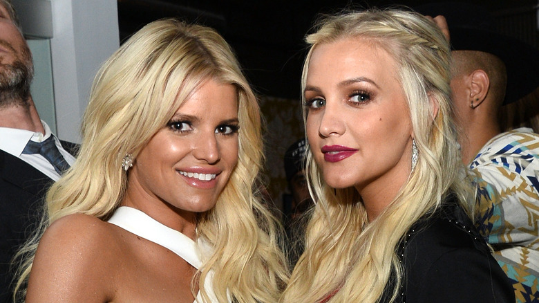 Jessica and Ashlee Simpson on the red carpet