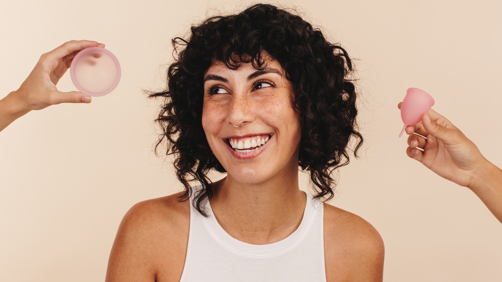 Женские штучки. Фото женщины с предметом. Босиком туфли в руках. Чаша для менструационного цикла. Баба груша.