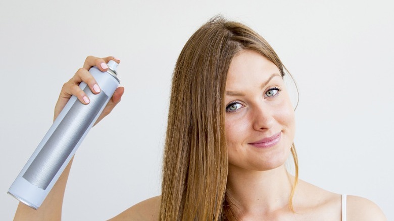 woman using dry shampoo hair