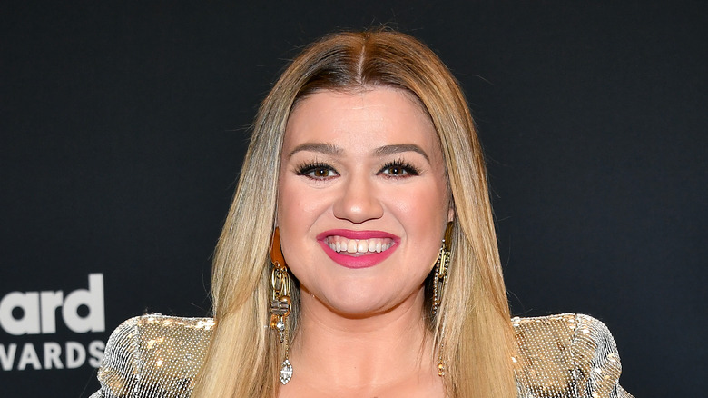 Kelly Clarkson poses on the red carpet. 