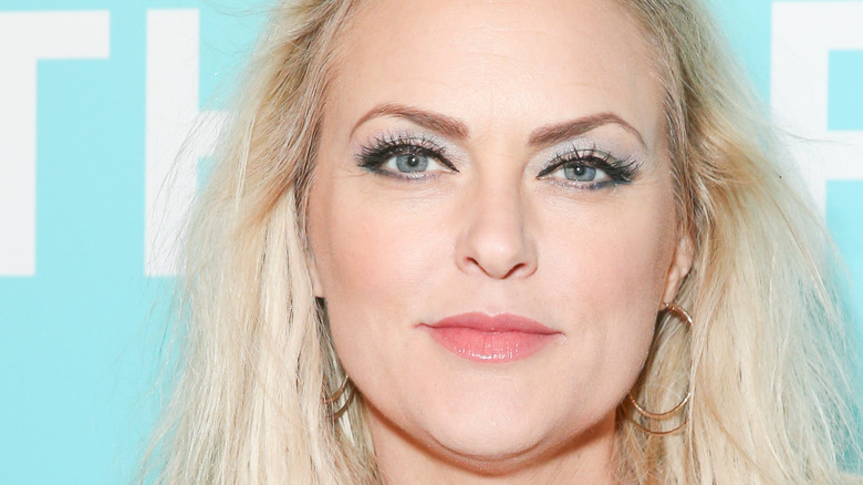 Elaine Hendrix posing at event