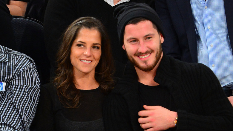 Val Chmerkovskiy and Kelly Monaco at a basketball game