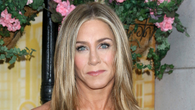 Jennifer Aniston smiles at Murder Mystery 2 premiere in California (2023)