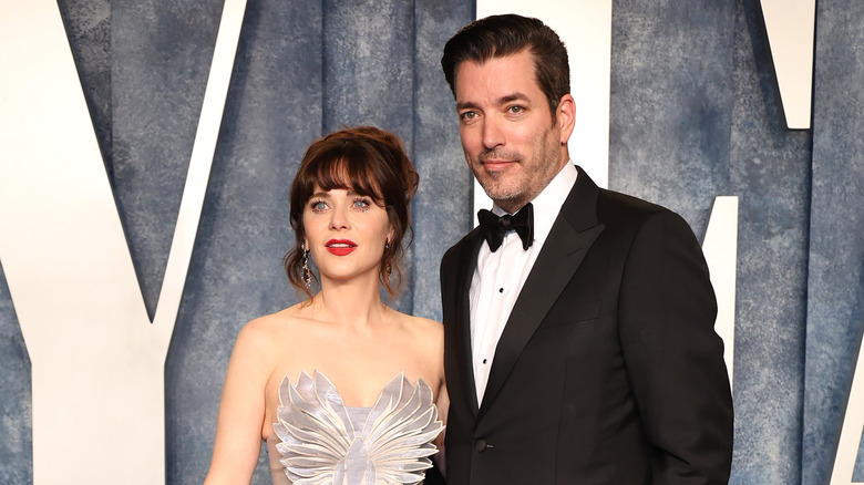  Zooey Deschanel and Jonathan Scott posing together