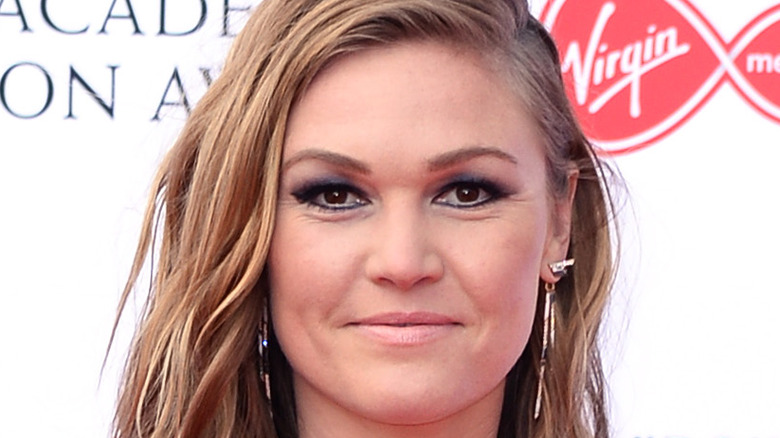 Julia Stiles smiles on the red carpet