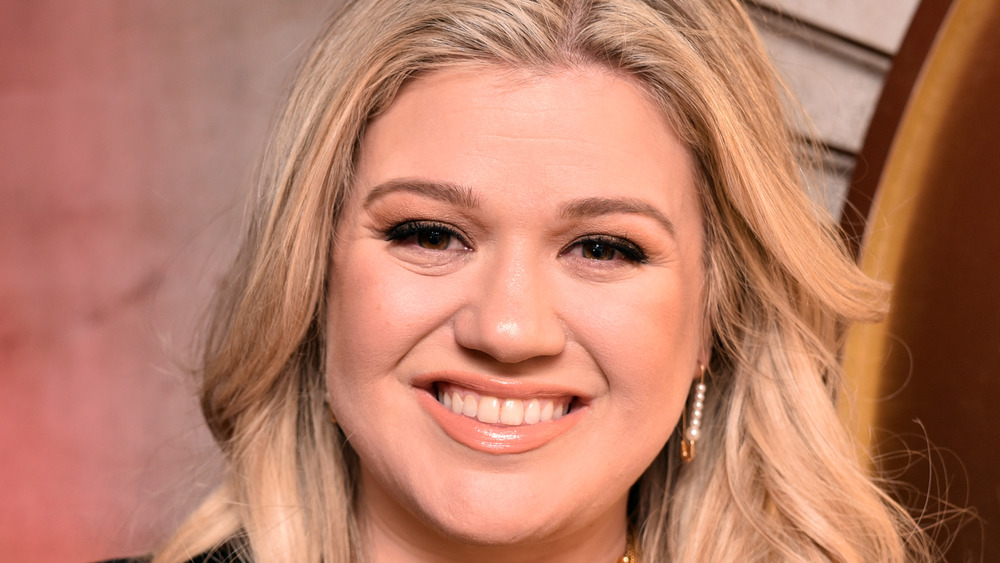 Kelly Clarkson smiling hair down