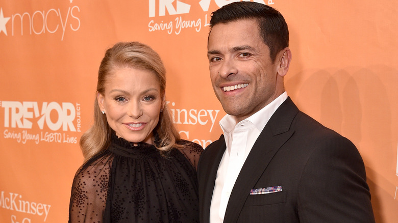  Kelly Ripa and Mark Consuelos smiling