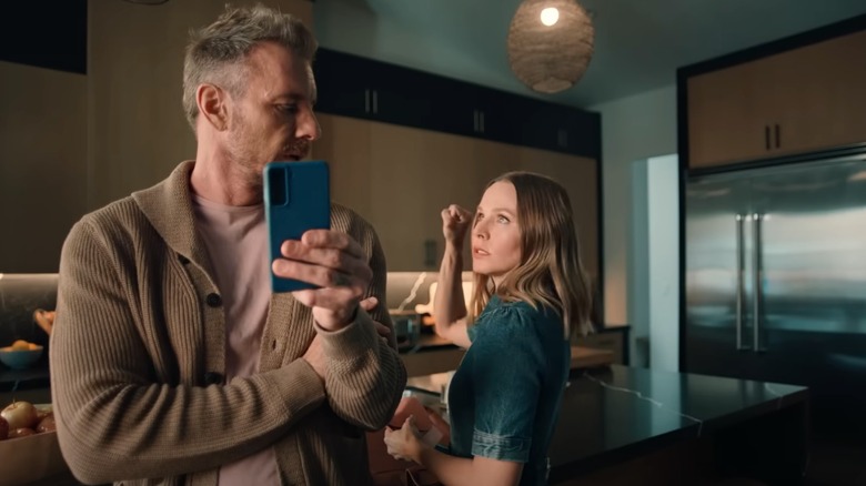 Dax Shepard and Kristen Bell talking in a Carvana commercial 