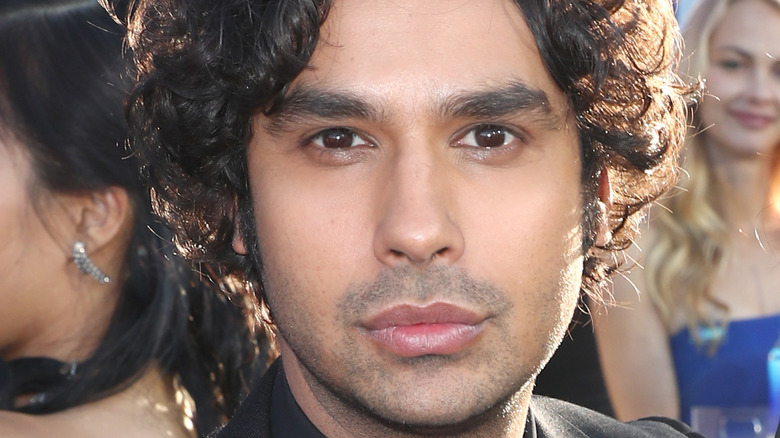 Kunal Nayyar posing on the red carpet