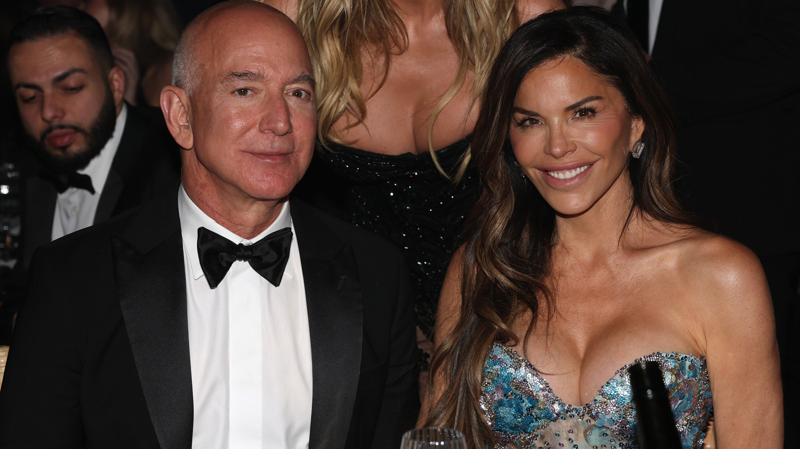 ローレン・サンチェスとジェフ・ベゾスがヨットクラブにぎこちなく謙虚になった方法