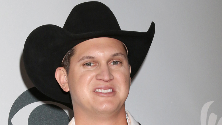 Jon Pardi accepting an award